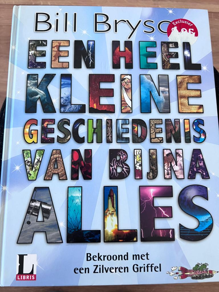 Een heel kleine geschiedenis van bijna alles - Bill Bryson, Boeken, Studieboeken en Cursussen, Zo goed als nieuw, Overige niveaus