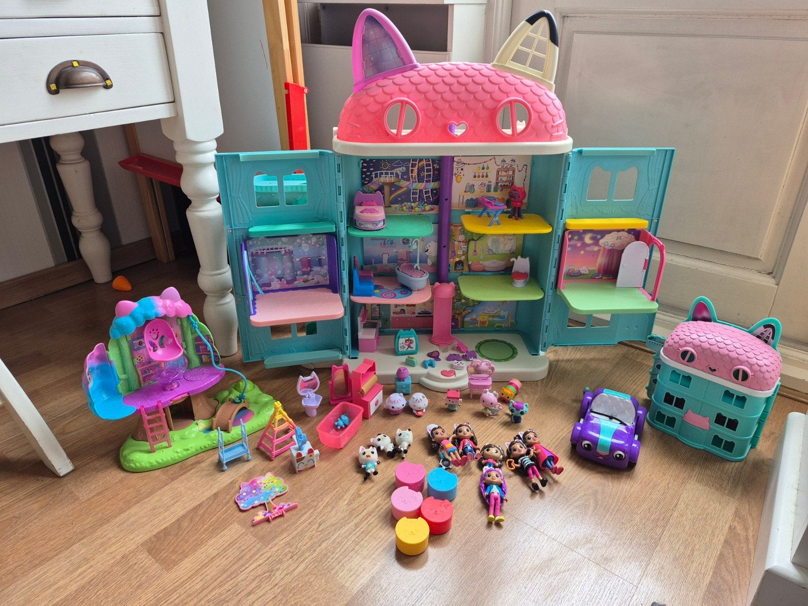 Gabby's Poppenhuis + boomhut met veel extra's en accessoires, Kinderen en Baby's, Speelgoed | Poppenhuizen, Gebruikt, Poppenhuis