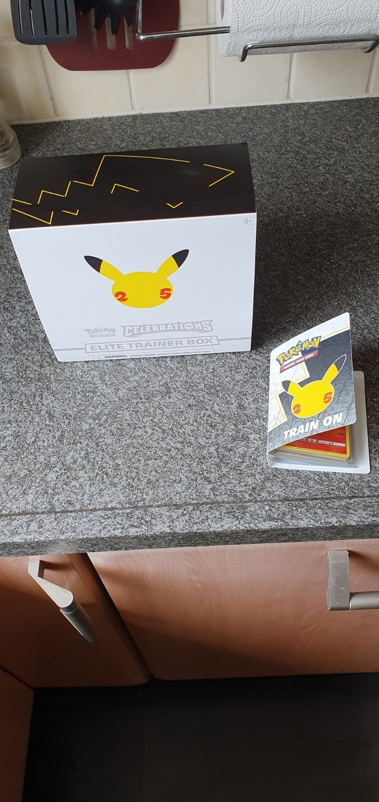 Pokémon Celebrations ETB zonder boosters + 15 Holo's pokėmon, Hobby en Vrije tijd, Verzamelkaartspellen | Pokémon, Ophalen of Verzenden