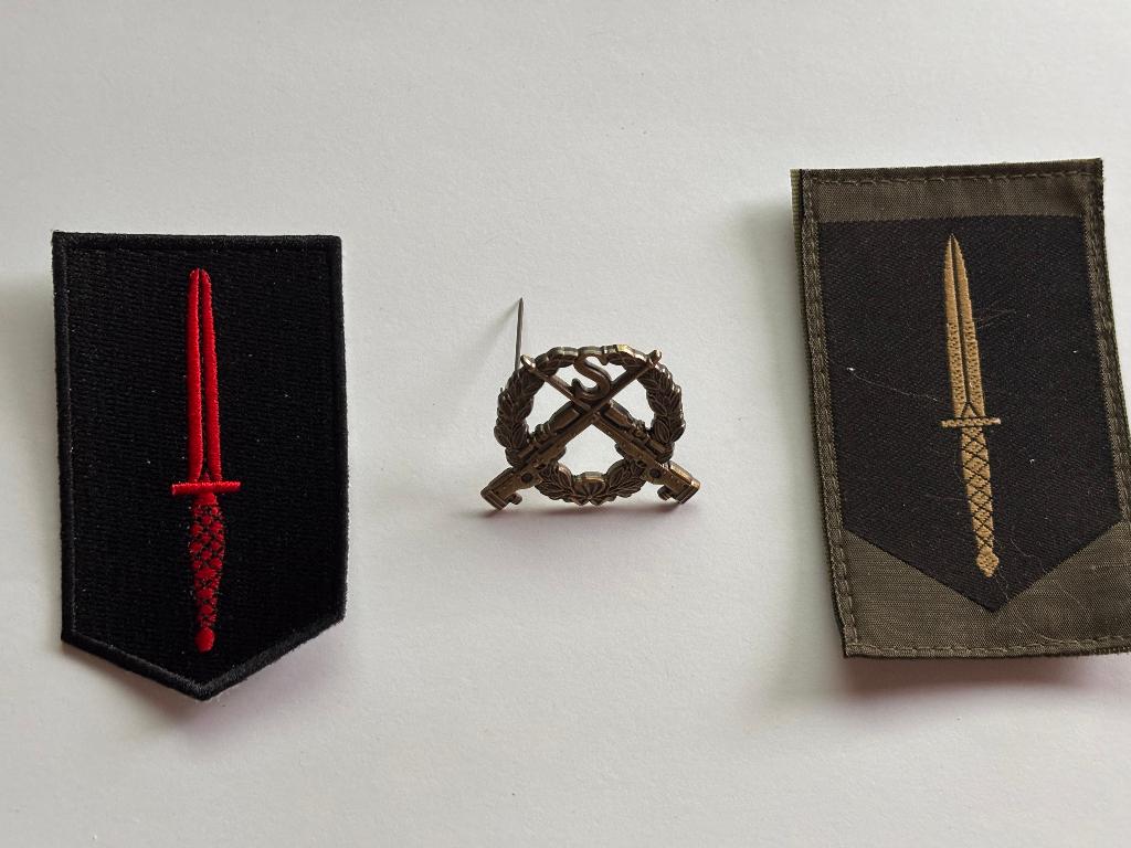 KCT mouw emblemen & sniper speld, Verzenden, Landmacht, Nederland, Kleding of Schoenen