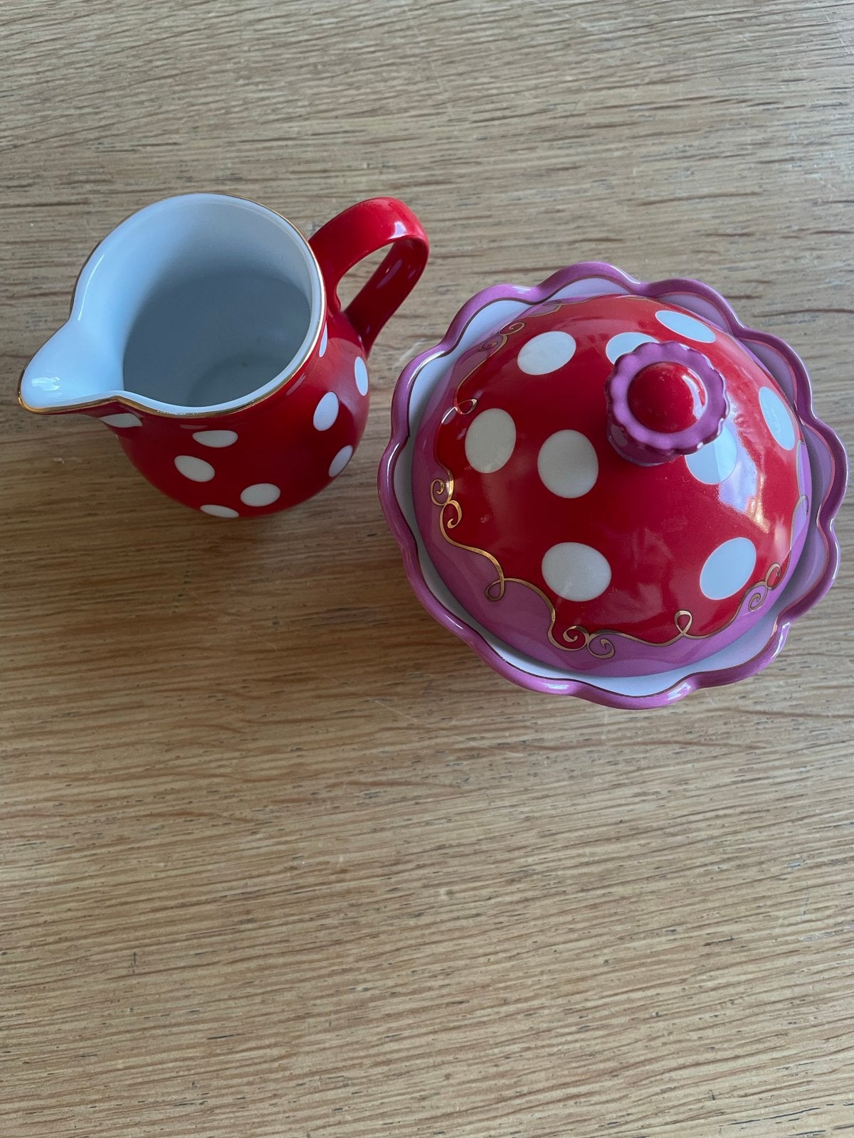Vrolijk Oilily servies met stippen en gouden details, Huis en Inrichting, Keramiek, Ophalen of Verzenden, Zo goed als nieuw, Overige stijlen
