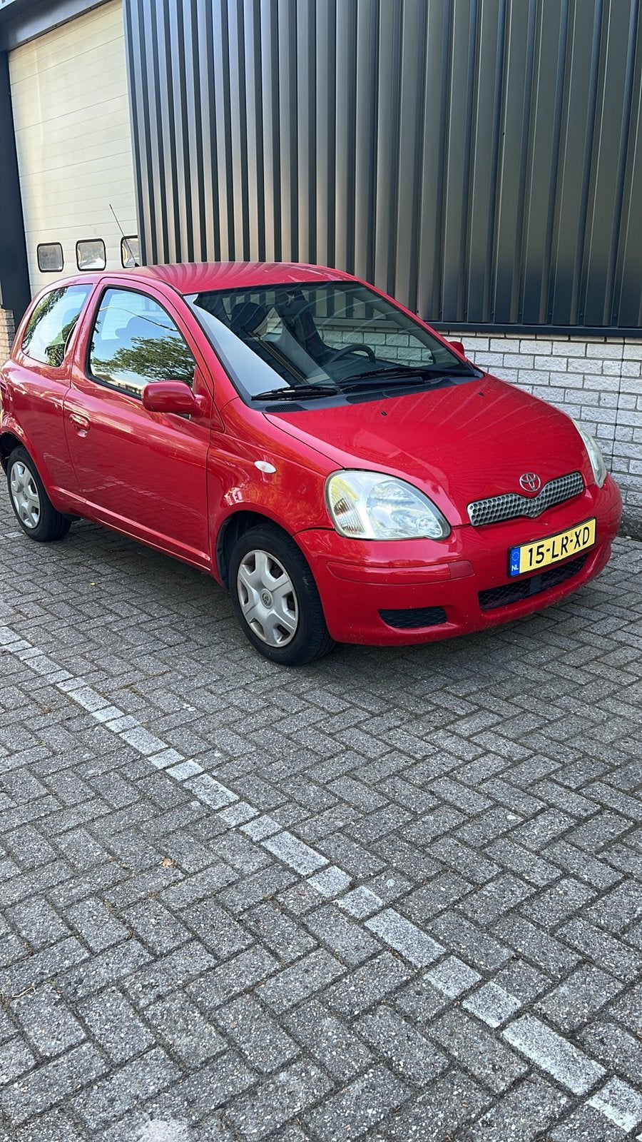 Toyota Yaris 1.0 16V Vvti 3DR Terra 2003 Rood, Auto's, Toyota, 4 cilinders, 400 kg, 855 kg, Origineel Nederlands