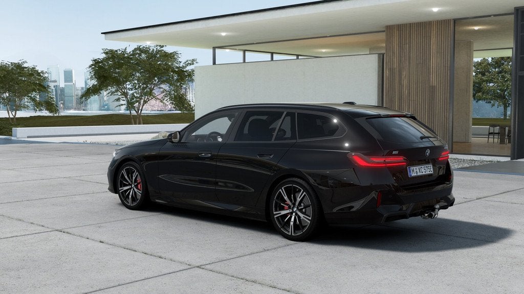 BMW i5 Touring eDrive40 M Sport / Panoramadak / Trekhaak / C, Auto's, BMW, Automaat, Achterwielaandrijving, Zwart, Zwart
