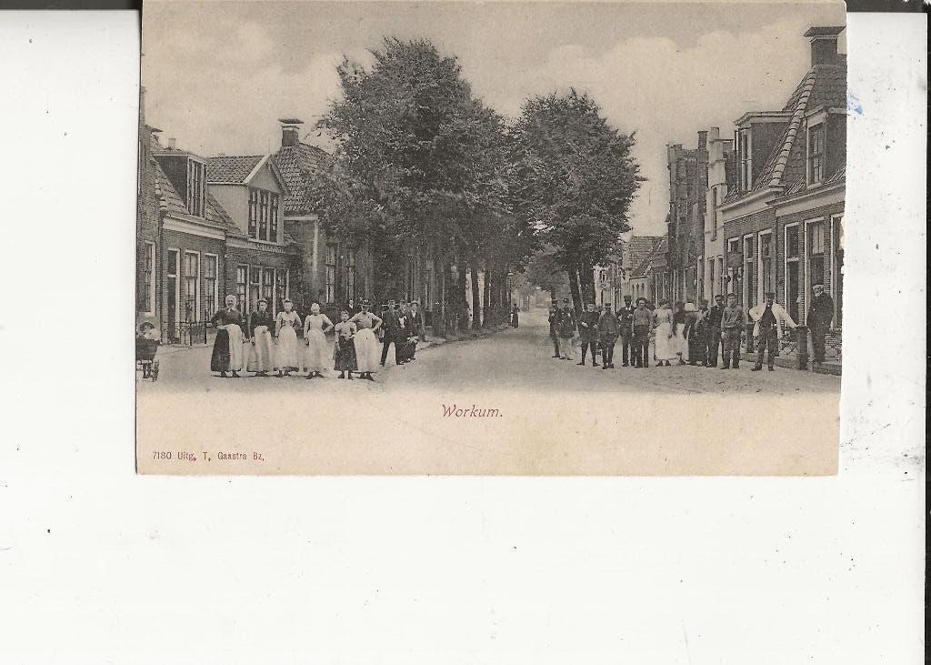 Workum Straatbeeld met dorpelingen T Gaastra, Verzamelen, Ophalen of Verzenden, Voor 1920, Ongelopen, Friesland