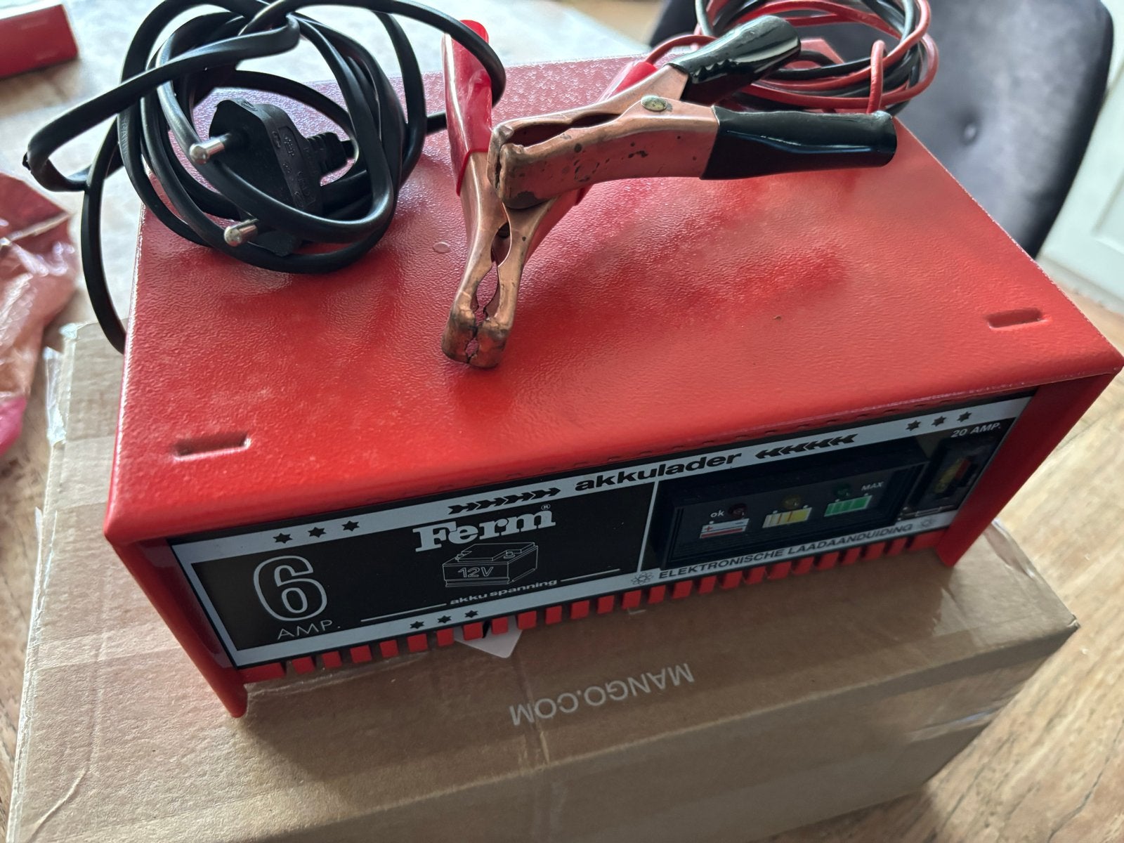 Ferm acculader 6 Amp 12V - Elektronische laadaanduiding, Auto-onderdelen, Gebruikt, Universele onderdelen