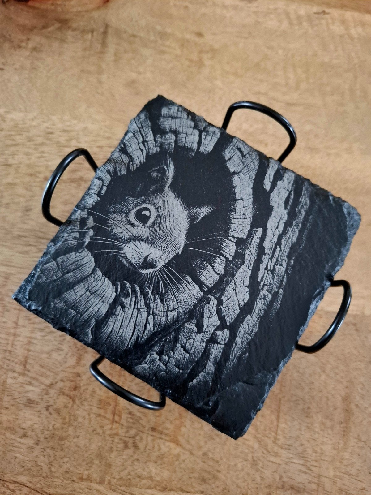 Eekhoorn leisteen onderzetters inclusief metalen houder, Huis en Inrichting, Woonaccessoires | Onderzetters, Composieten, Handgemaakt