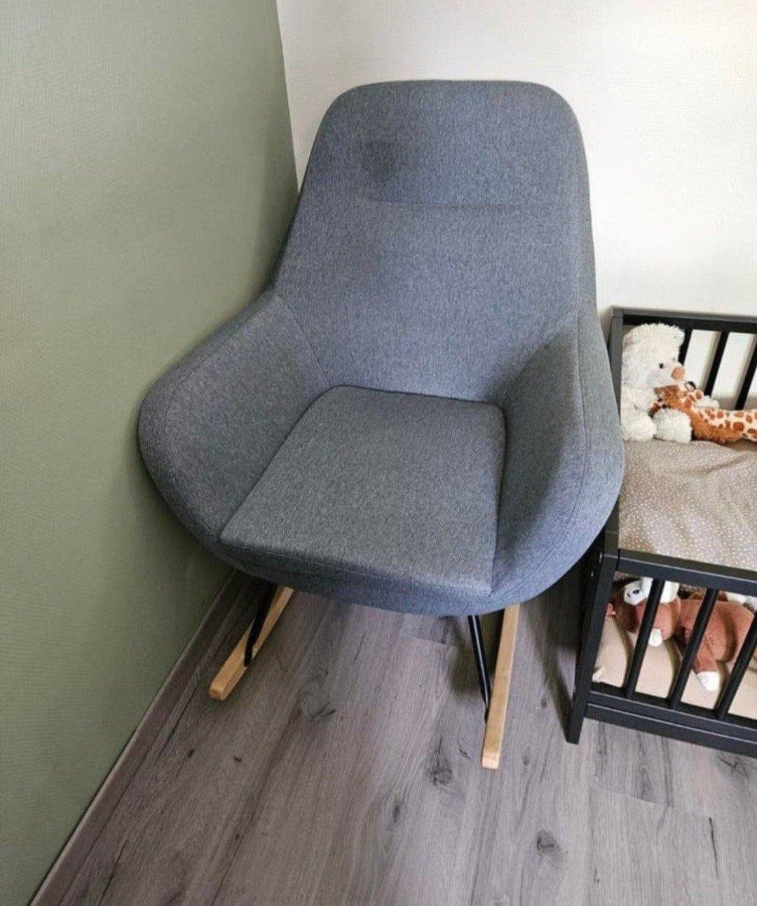 Comfortabele grijze schommelstoel, Ophalen, Zo goed als nieuw, Modern, Comfortabel, Hout
