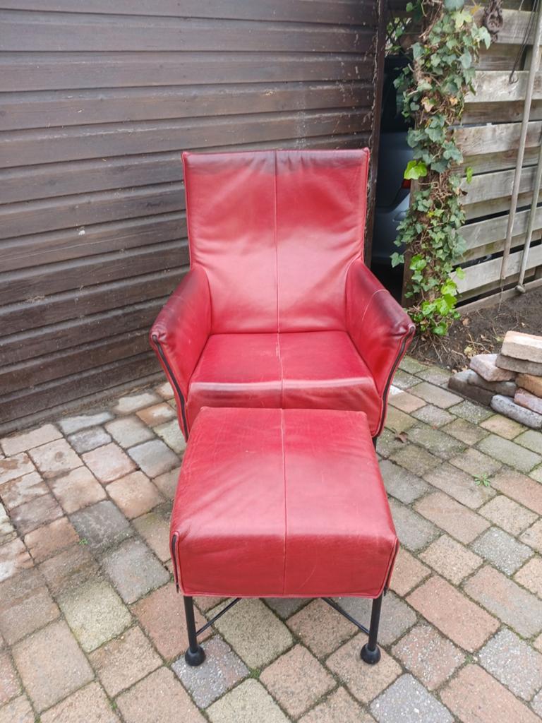 Montis Charly fauteuil met hocker - rood leer, Huis en Inrichting, Fauteuils, Gebruikt, Leer, Metaal, 75 tot 100 cm, 75 tot 100 cm