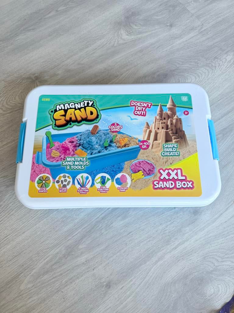 Magnety Sand doos met nieuw zand en vormpjes, Ophalen, Zo goed als nieuw