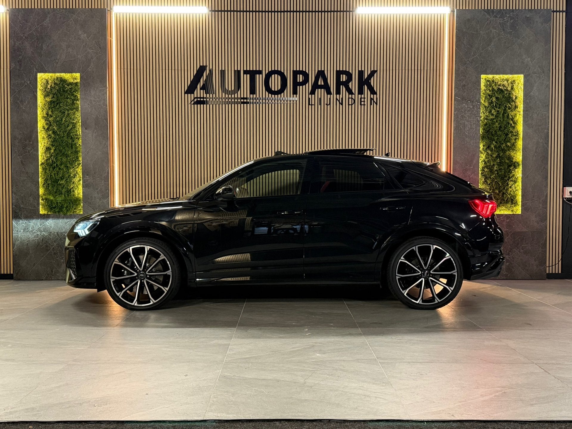Audi RSQ3 Sportback TFSI |PANO|B&O|MATRIX|KEYLESS|CAMERA|DEA, Auto's, Dealer onderhouden, Gebruikt, Zwart, Bedrijf