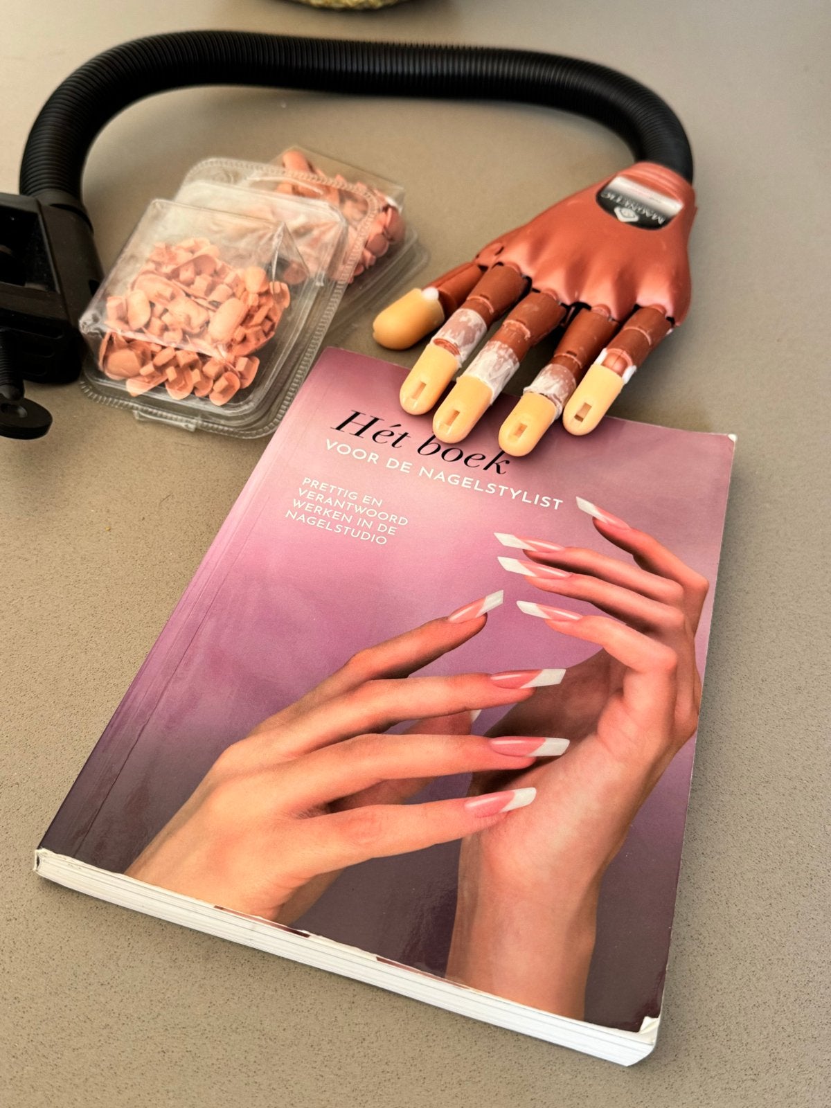 Nagelstylist starterspakket: boek, oefenhand en tips, Boeken, Ophalen, Gelezen, Nederlands