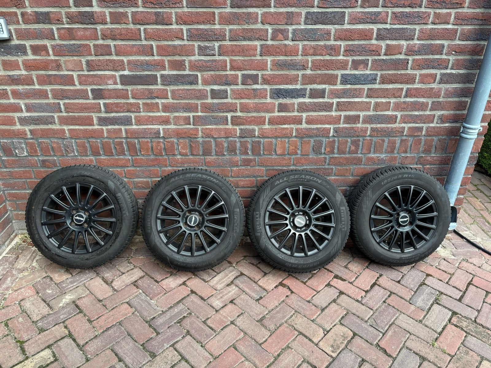 Zwarte 15 inch velgen met 185/65 R15 All-season banden, Ophalen, Gebruikt