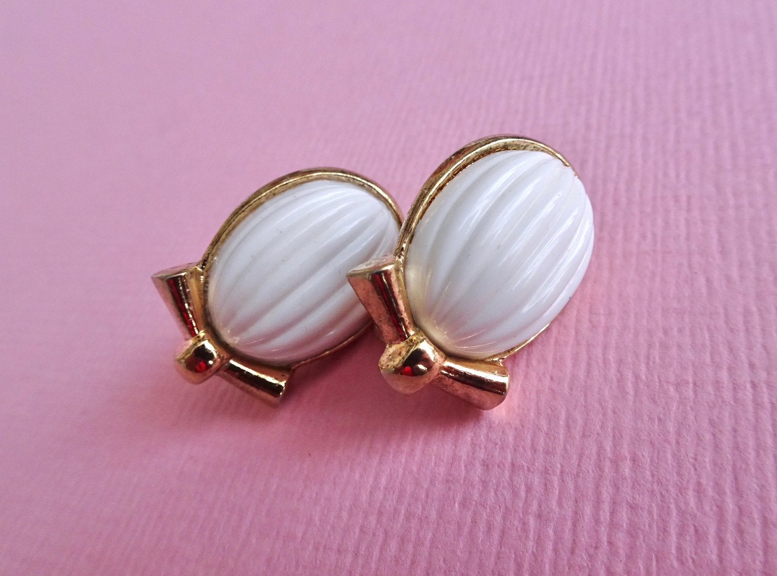 jwg Vintage 60s Trifari design oorbellen wit goud klr clips, Verzenden, Overige materialen, Oorbellen, Verguld