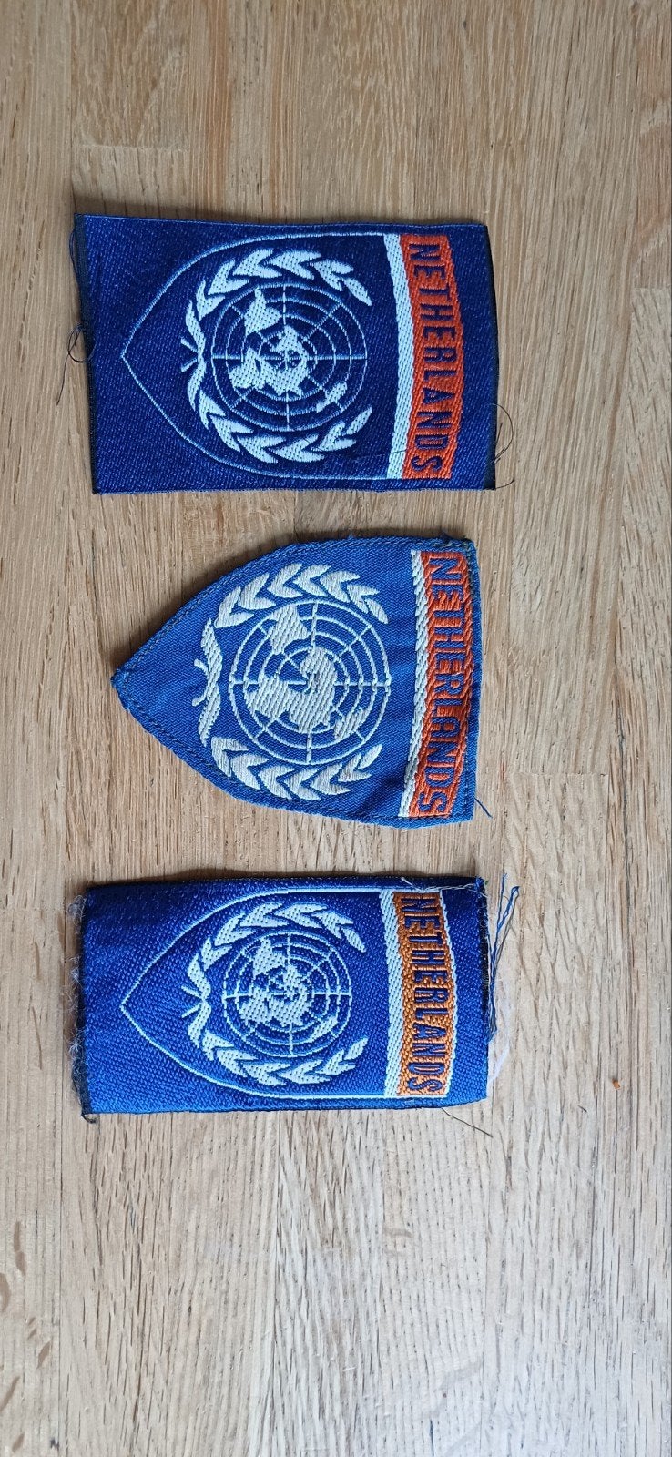VN/UN 3 uitz. emblemen, Ophalen of Verzenden, Landmacht, Nederland, Embleem of Badge