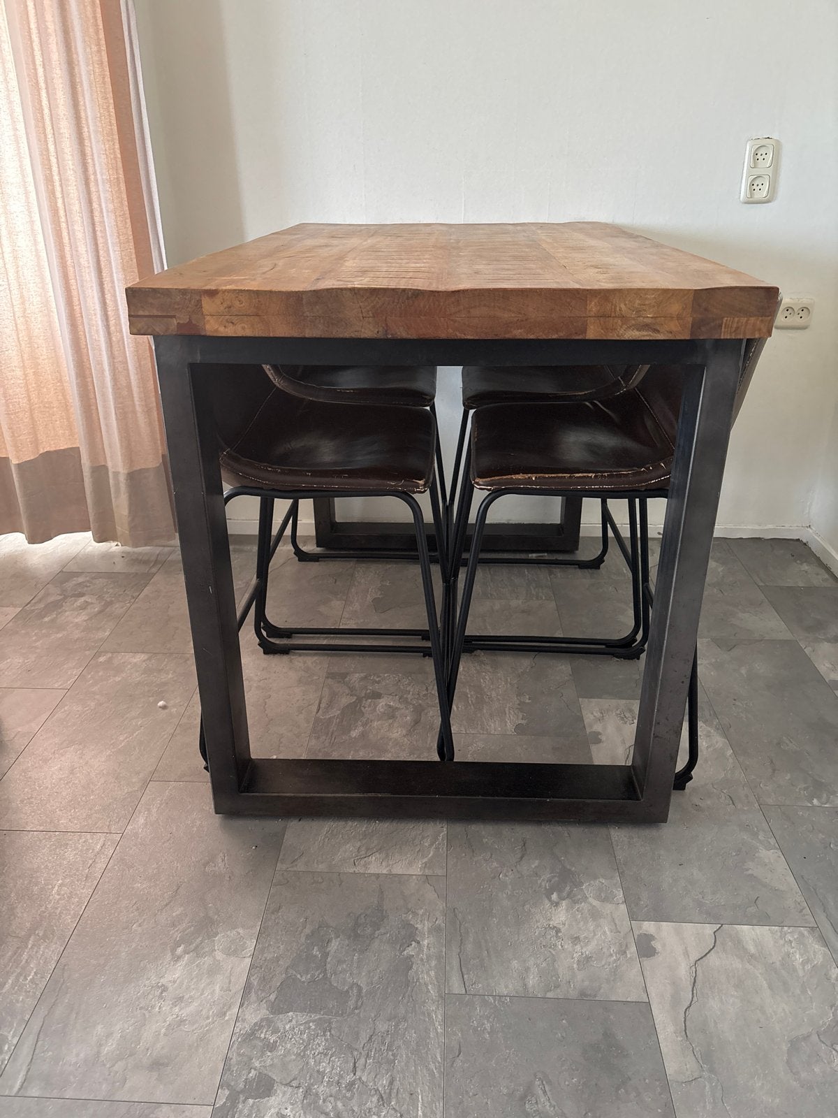 Robuuste eettafel met metalen onderstel en mango houten blad, Huis en Inrichting, Tafels | Eettafels, Ophalen, Gebruikt, 100 tot 150 cm