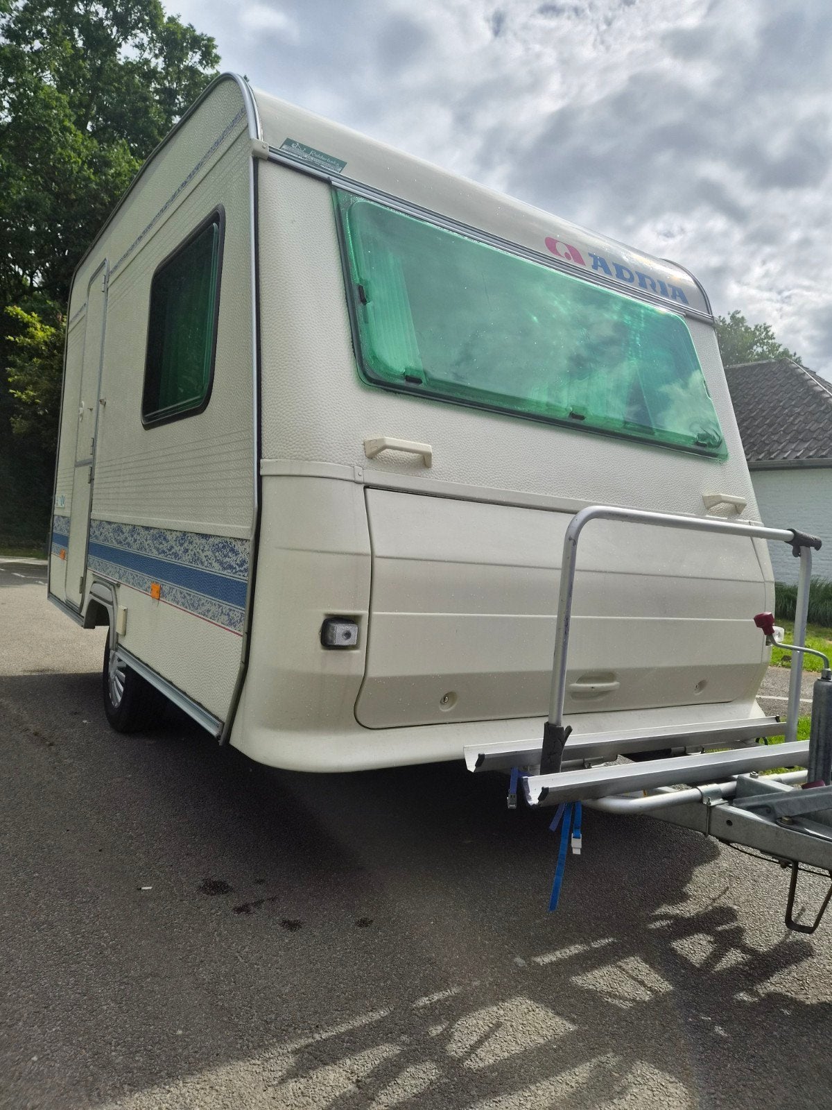 Adria Unica 320 DD - voortent,fietsendrager,nieuwe luifel, Koelkast, Treinzit, Particulier, Adria