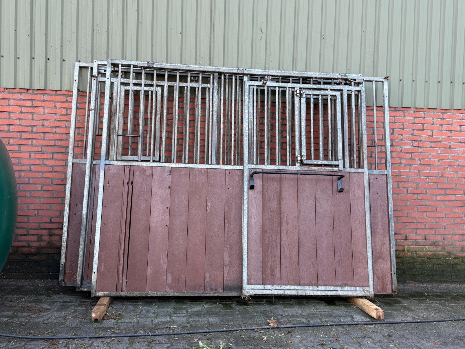 3 voorwanden paardenstal, Stalling, 1 paard of pony