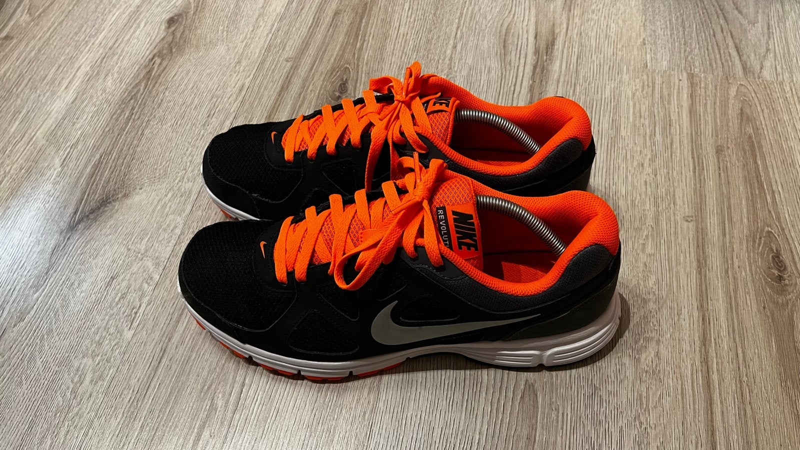 Nike Revolution hardloopschoenen - Zwart/Oranje, Zwart, Ophalen of Verzenden, Sneakers of Gympen, Zo goed als nieuw