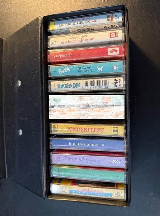 Kinder cassettebandjes in rood koffertje - Diverse titels, Cd's en Dvd's, Gebruikt, 2 t/m 25 bandjes, Overige genres, Ophalen of Verzenden