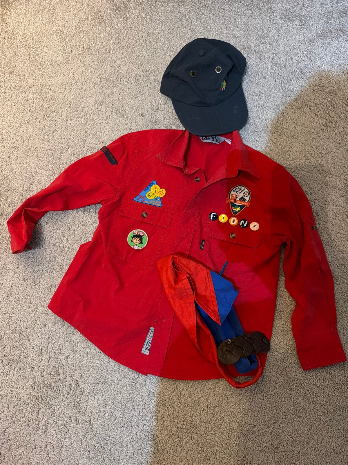 Scoutfit blouse rood maat 122 met pet en das, Kinderen en Baby's, Ophalen of Verzenden, Gebruikt, Jongen of Meisje, Overhemd of Blouse