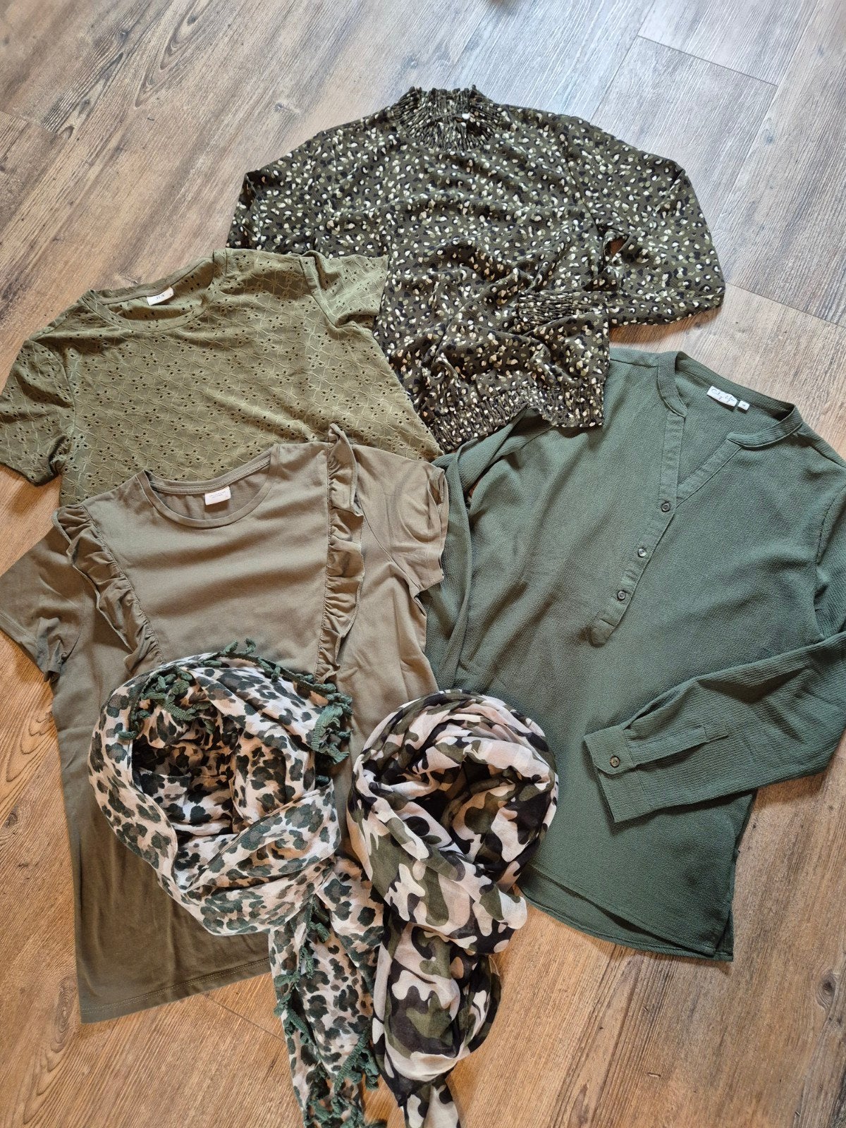 Leuke kledingset in groen thema, shirts/blouse en sjaaltjes, Ophalen, Zo goed als nieuw, Maat 38/40 (M)