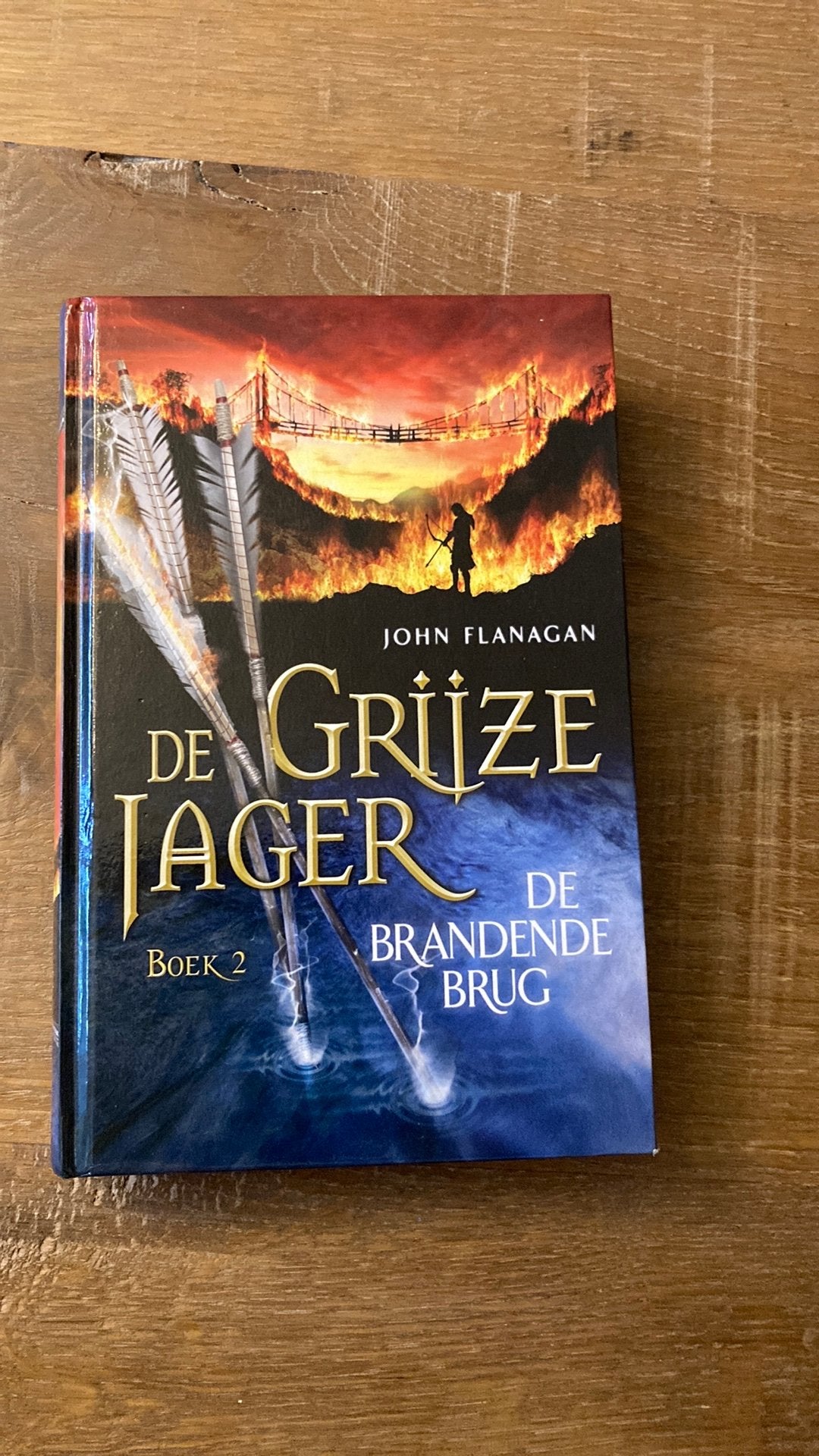 John Flanagan - De brandende brug, Boeken, Ophalen of Verzenden, Zo goed als nieuw, John Flanagan