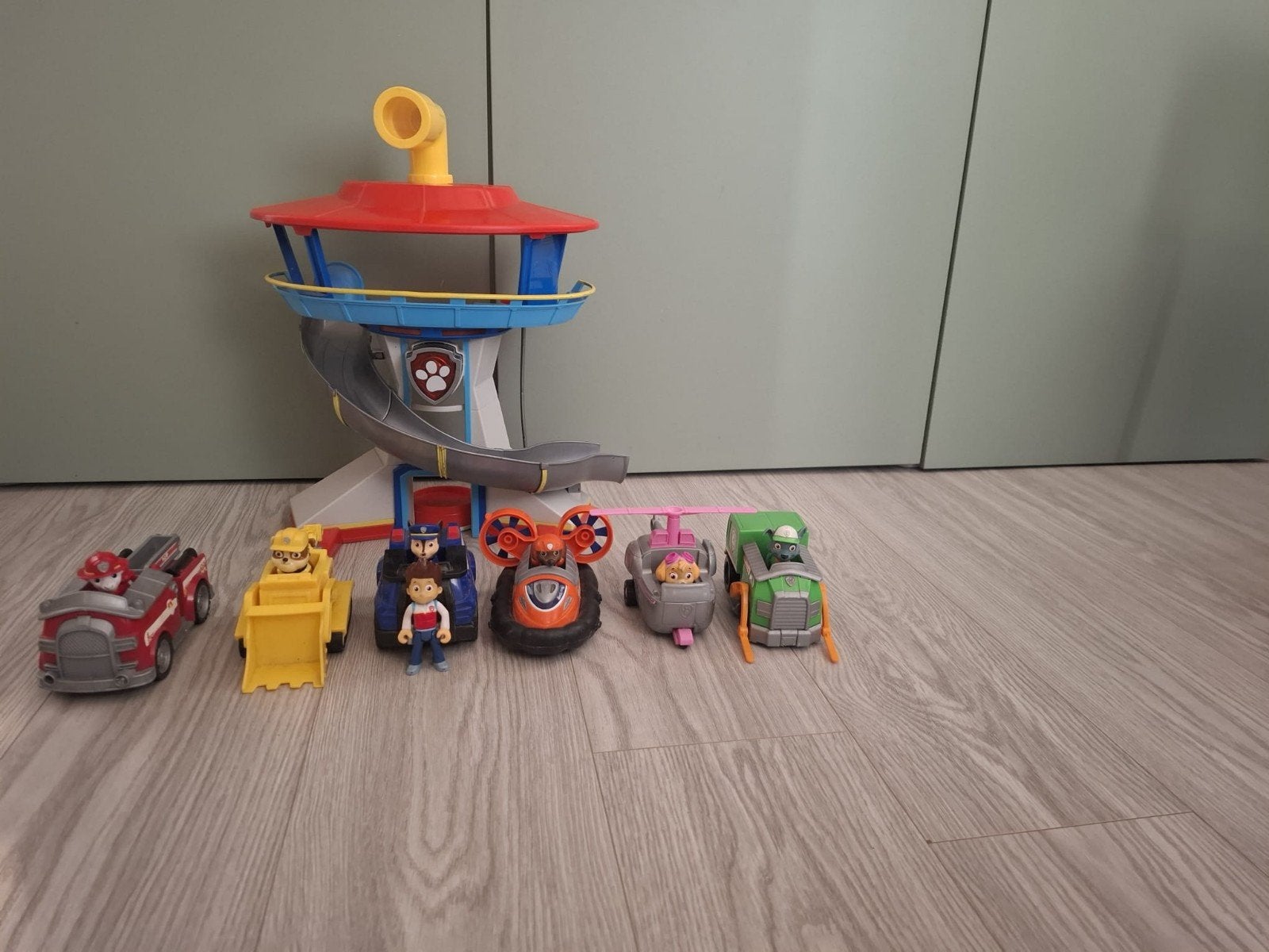 Paw Patrol set: uitkijktoren en 8 auto's en 10 pups, Ophalen, Gebruikt