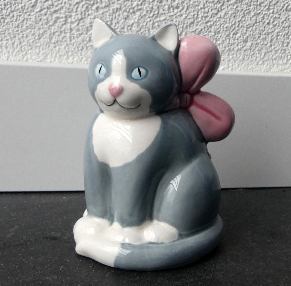 Vintage poezenbeeldje porselein poes grijs wit roze strik, Verzamelen, Ophalen of Verzenden, Gebruikt, Dier