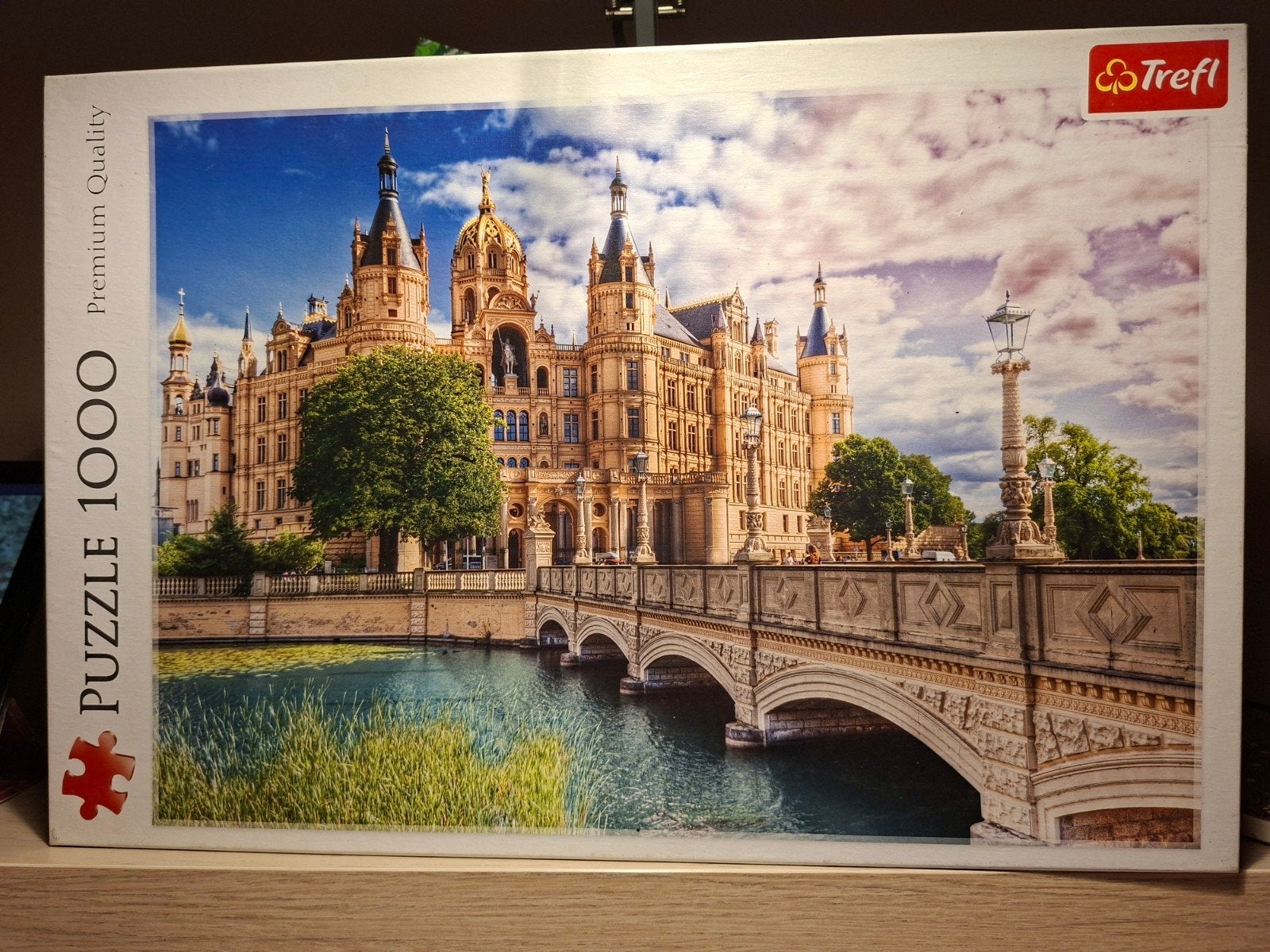 Kleurrijke puzzel 1000 stukjes van Trefl Kasteel op Eiland, Ophalen of Verzenden, 500 t/m 1500 stukjes, Zo goed als nieuw