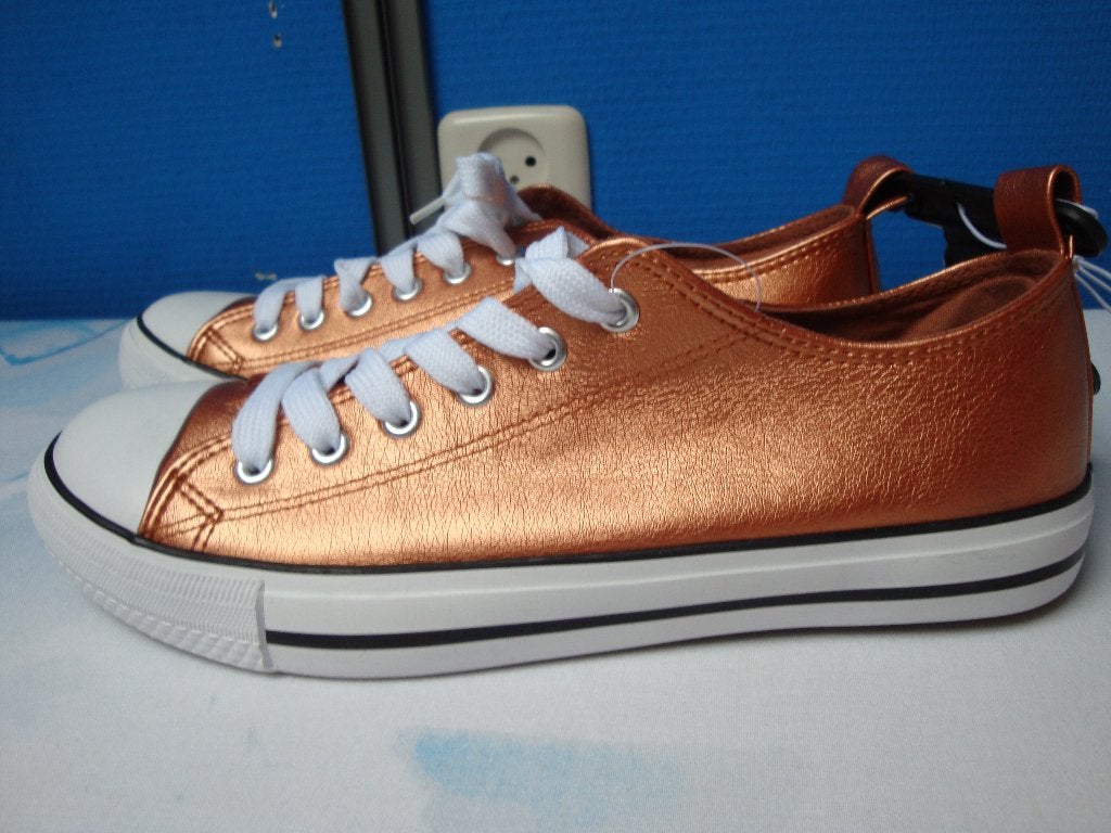 Maat 9 ( 40 / 41 ). Nieuwe rose goud kleurige sneakers., Kleding | Dames, Schoenen, Overige kleuren, Nieuw, Ophalen of Verzenden