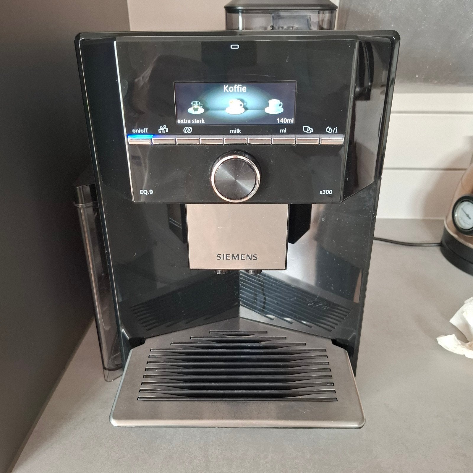 Siemens EQ.9 S300 Volautomatische Koffiemachine, Afneembaar waterreservoir, 10 kopjes of meer, Koffiemachine, Zo goed als nieuw