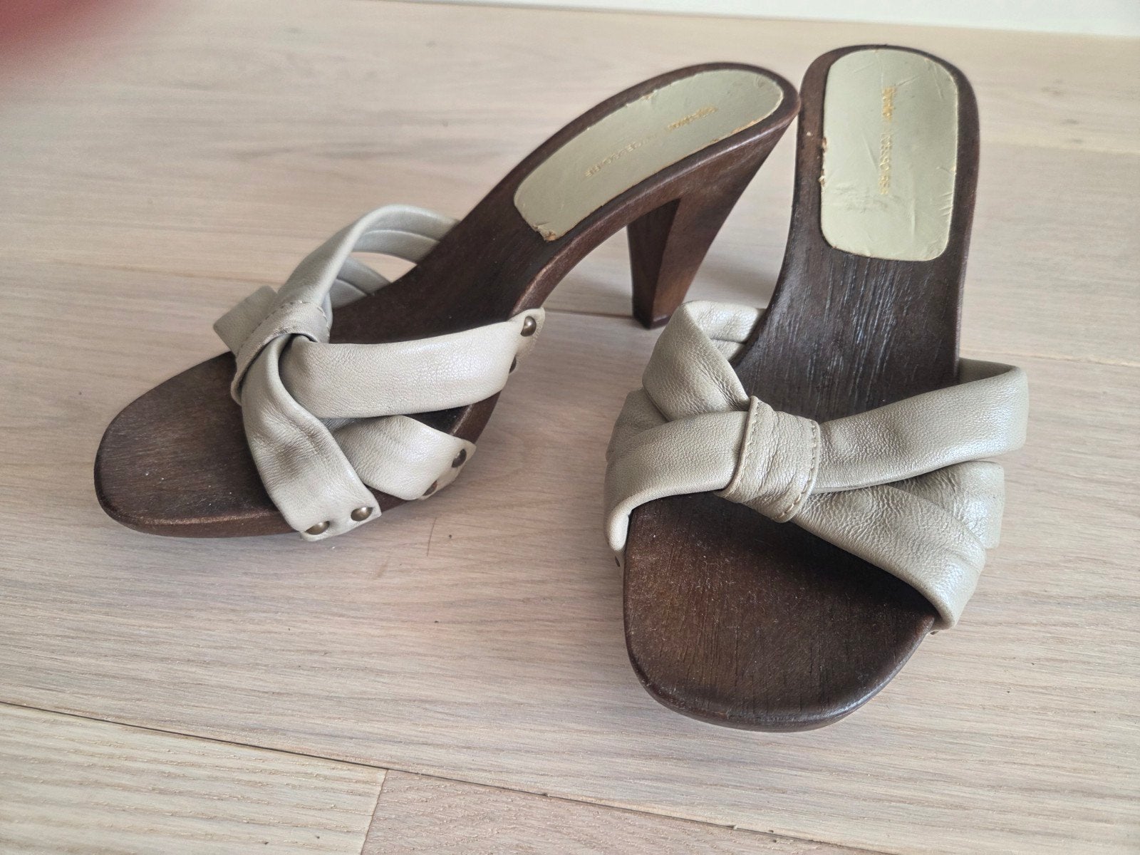 Stijlvolle beige muiltjes met houten hak - Maat 41, Kleding | Dames, Schoenen, Beige, Zo goed als nieuw, Sandalen of Muiltjes