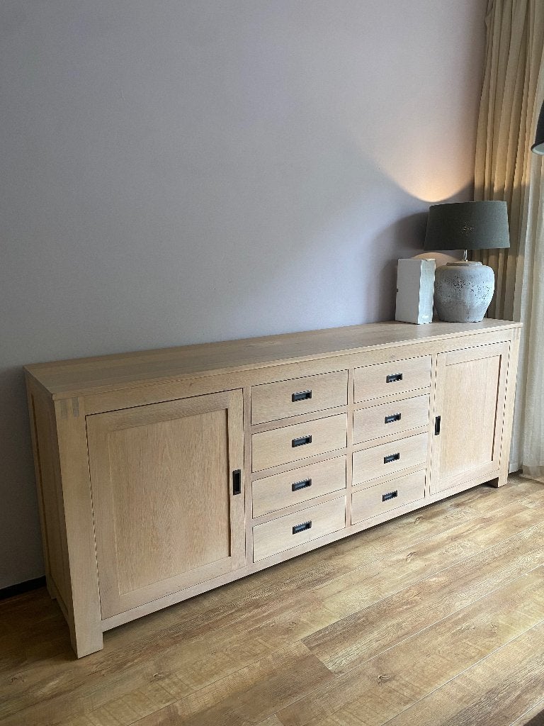 GERESERVEERD Dressoir hout met zwarte handgrepen., Ophalen, Strak, Gebruikt, Met deur(en)