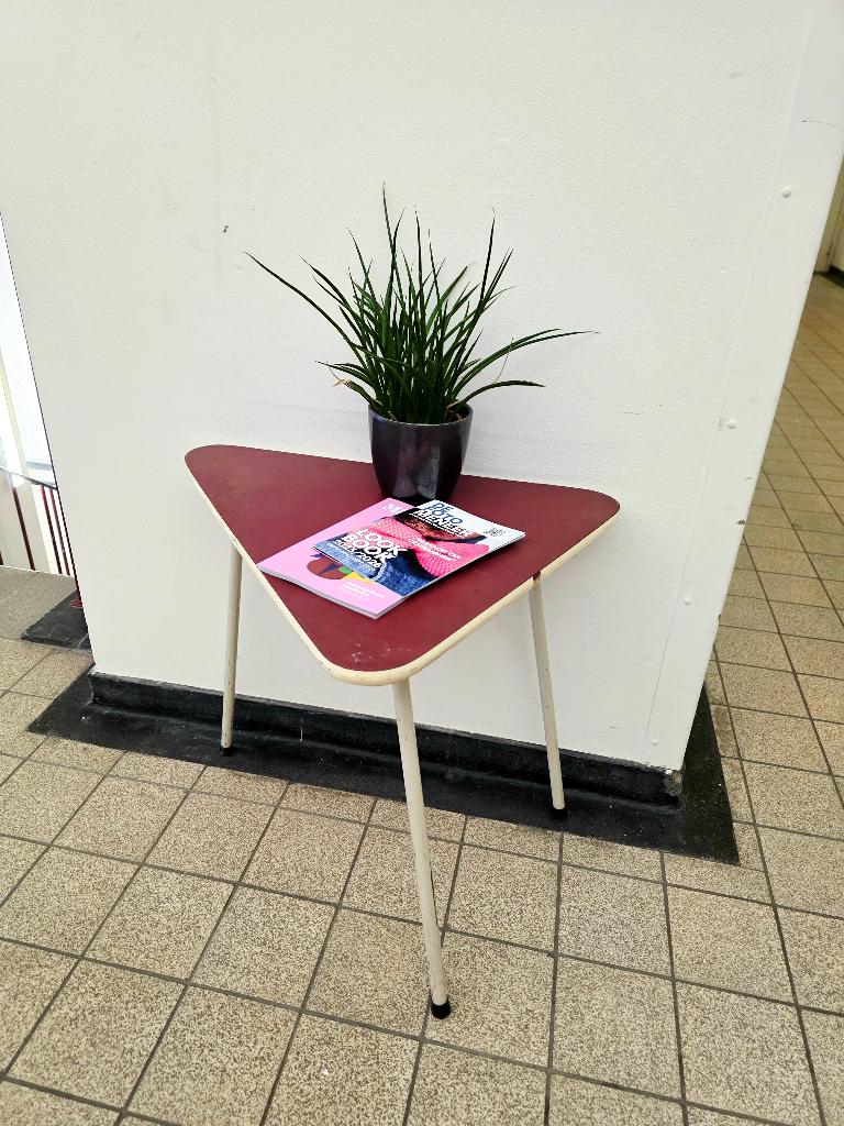 7783- Vintage 1950s Mid-Century Triangular Side Table, Ophalen of Verzenden, Huis en Inrichting