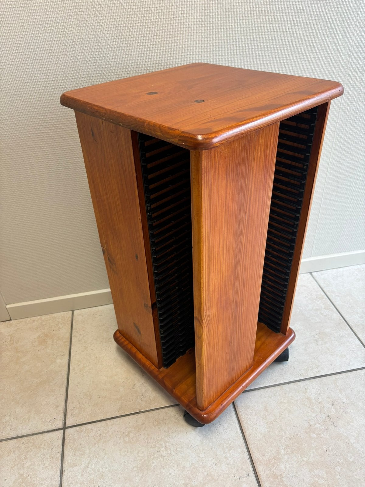 Houten cd rek op wieltjes voor circa 120 cd’s, Ophalen, -, 75 tot 150 discs, -