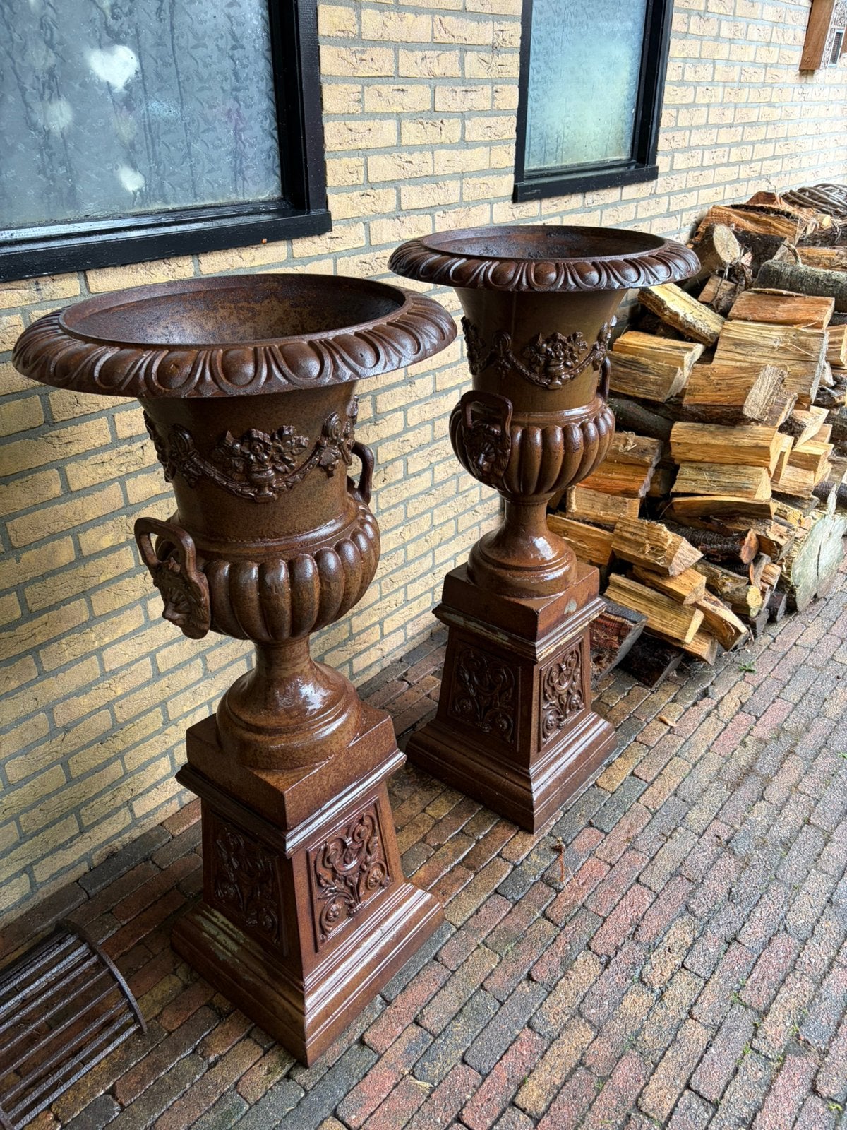 Twee prachtige gietijzeren vazen, Tuin en Terras, Ophalen, Gebruikt