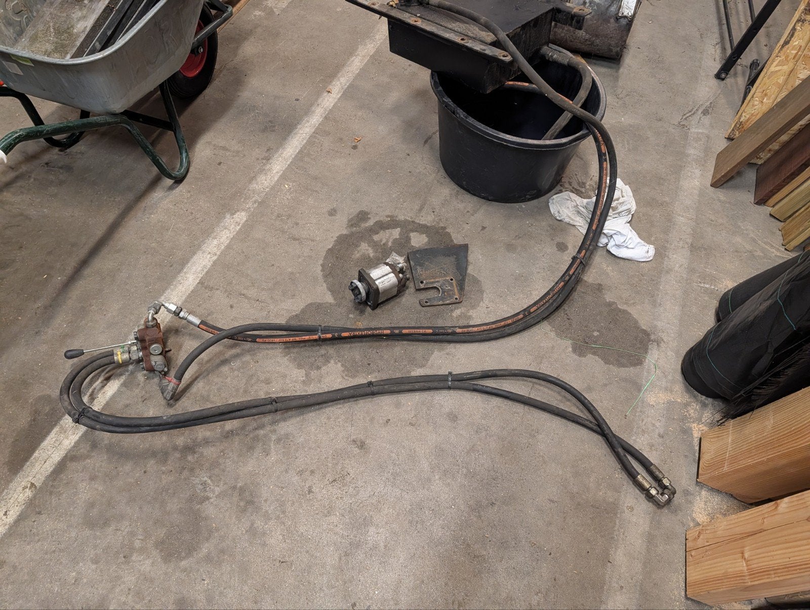 Hydrauliek pomp met tank en slangen, Ophalen