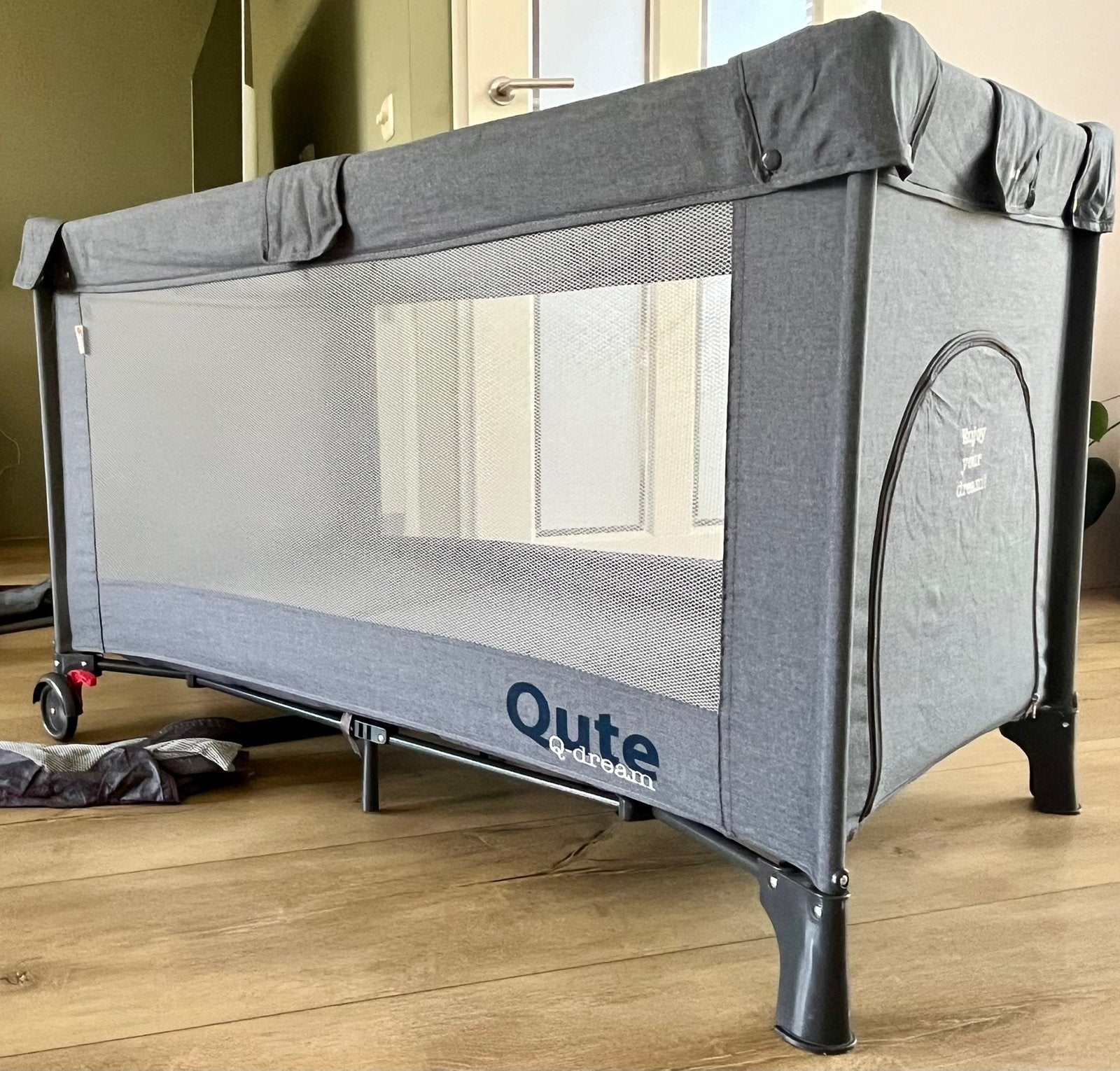 Te koop Campingbedje met extra matras Qute, Kinderen en Baby's, Babywiegjes en Ledikanten, Ophalen, Zo goed als nieuw, Reisbedje