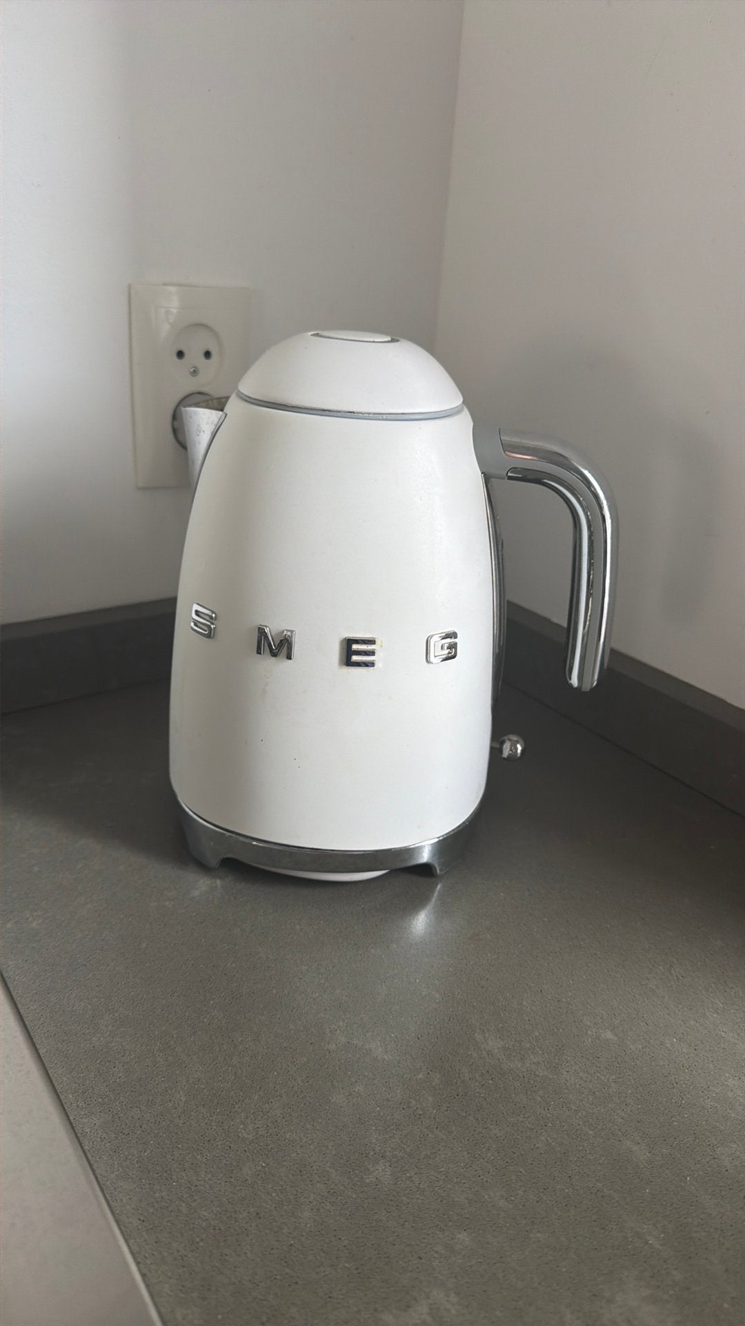 smeg waterkoker wit, 1 tot 2 liter, Ophalen of Verzenden, Gebruikt, Draadloos