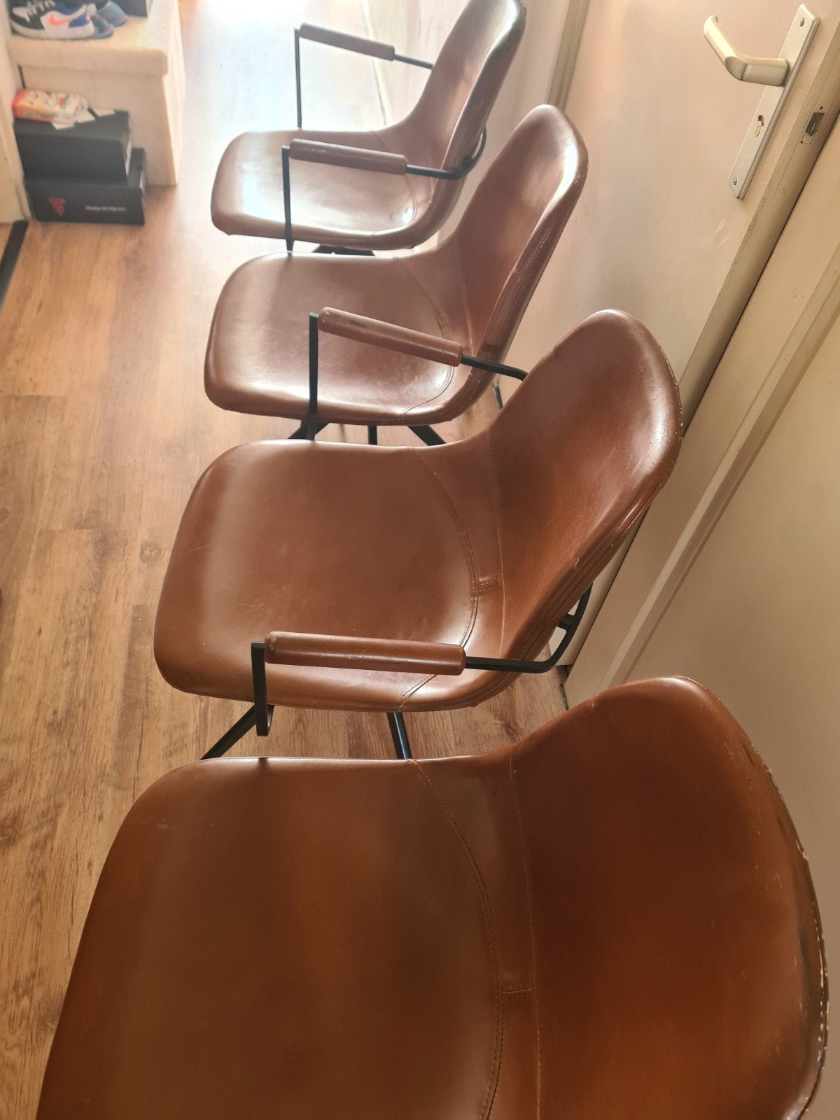 Set van 4 bruine leren stoelen met armleuningen, Huis en Inrichting, Stoelen, Gebruikt, Bruin, Vintage, Industrieel, Ophalen of Verzenden