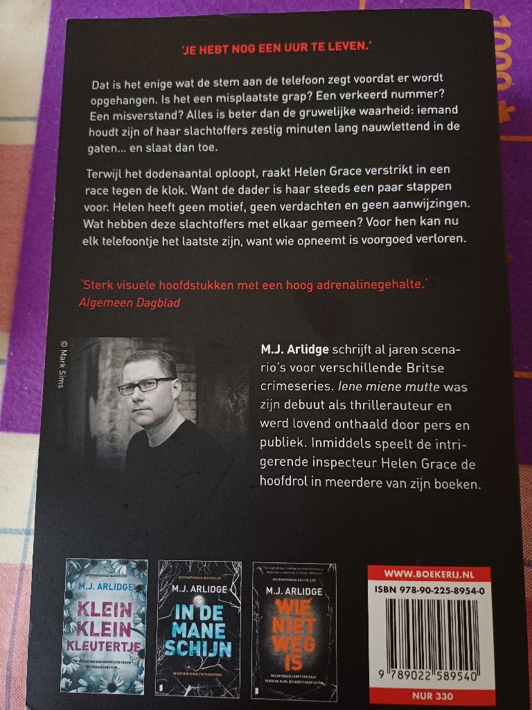 Foto 4 van M.J.Arlidge Nog lang niet Paperback.