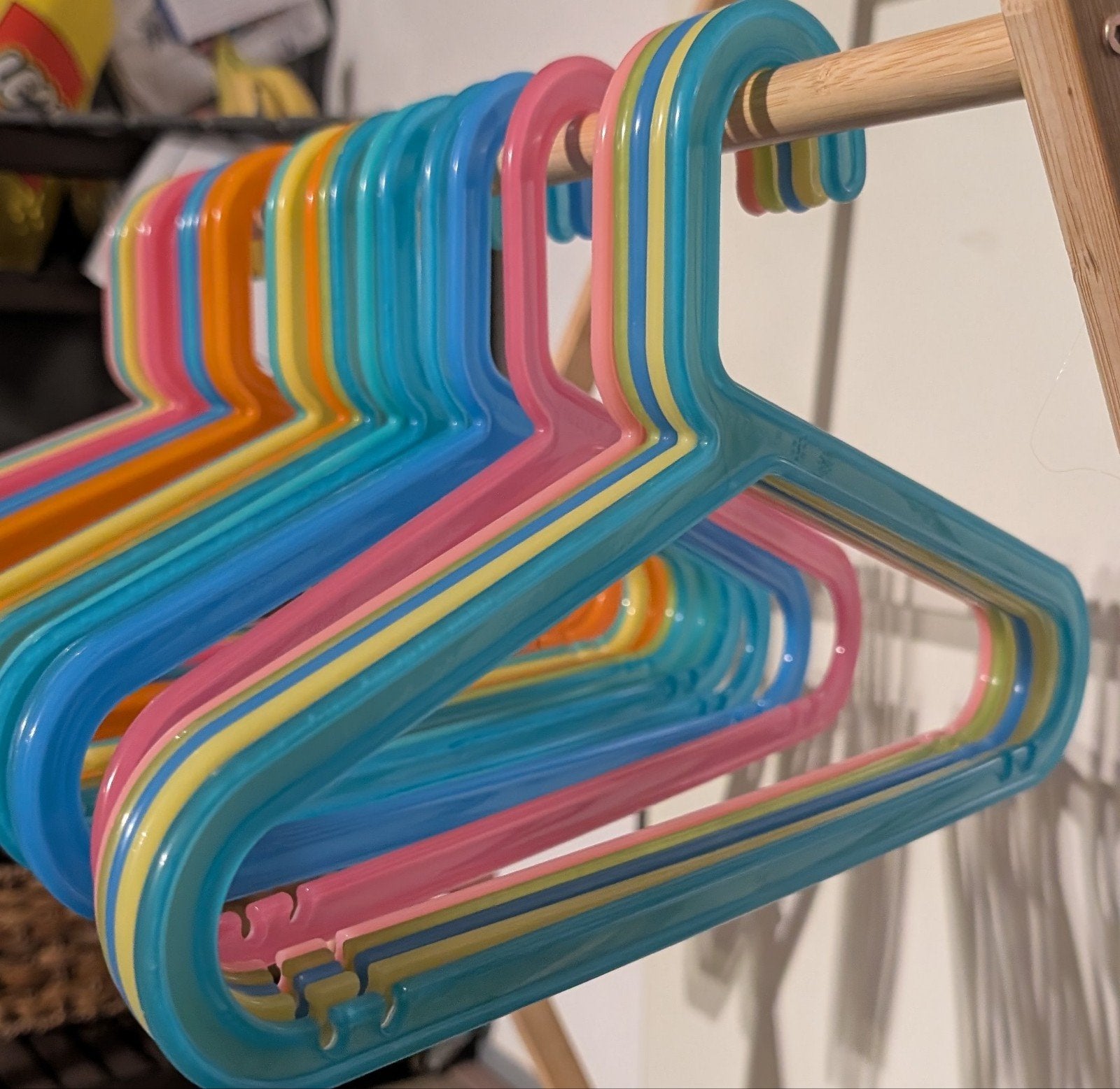 25 IKEA kledinghangers - zo goed als nieuw, Ophalen, Zo goed als nieuw, Kunststof, Kinderen
