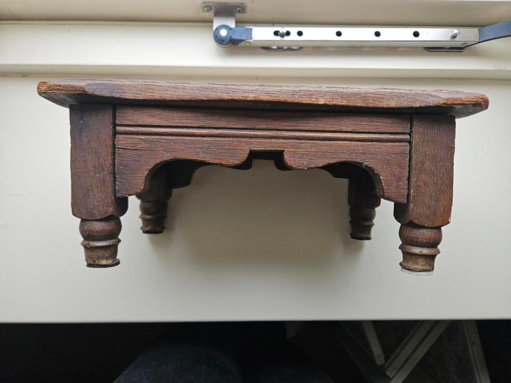 Antiek houten krukje met houtsnijwerk, Antiek en Kunst, Ophalen of Verzenden