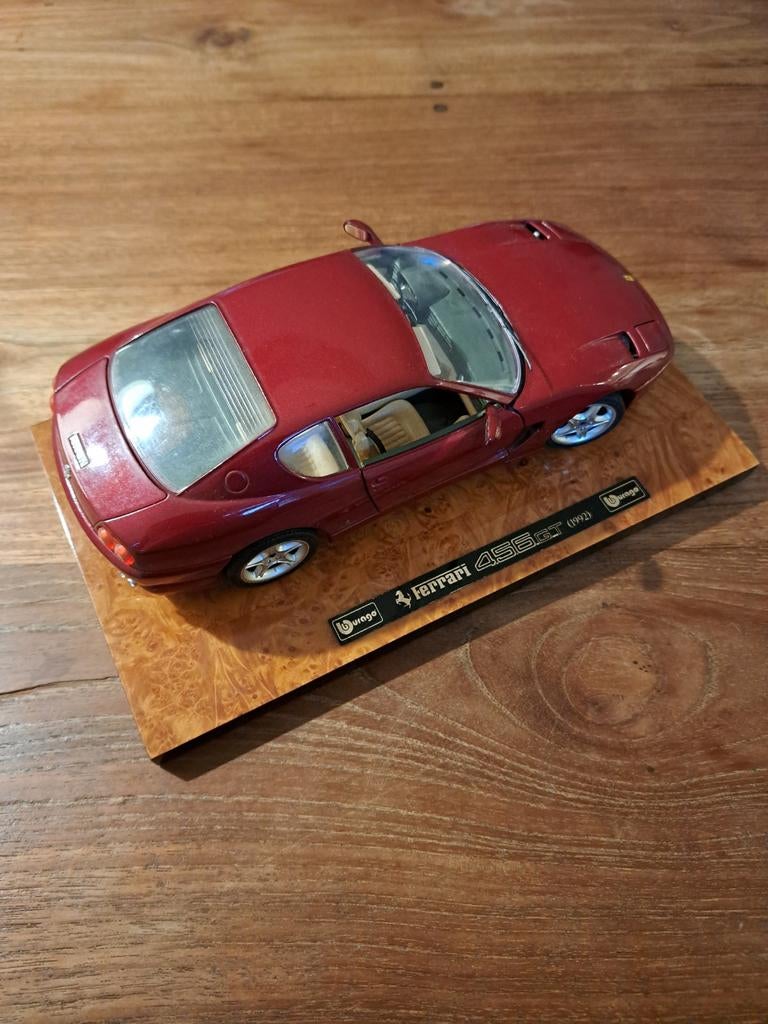 Bburago Ferrari 456 GT modelauto op houten sokkel 1:18, Ophalen of Verzenden, Zo goed als nieuw, Auto, Overige merken