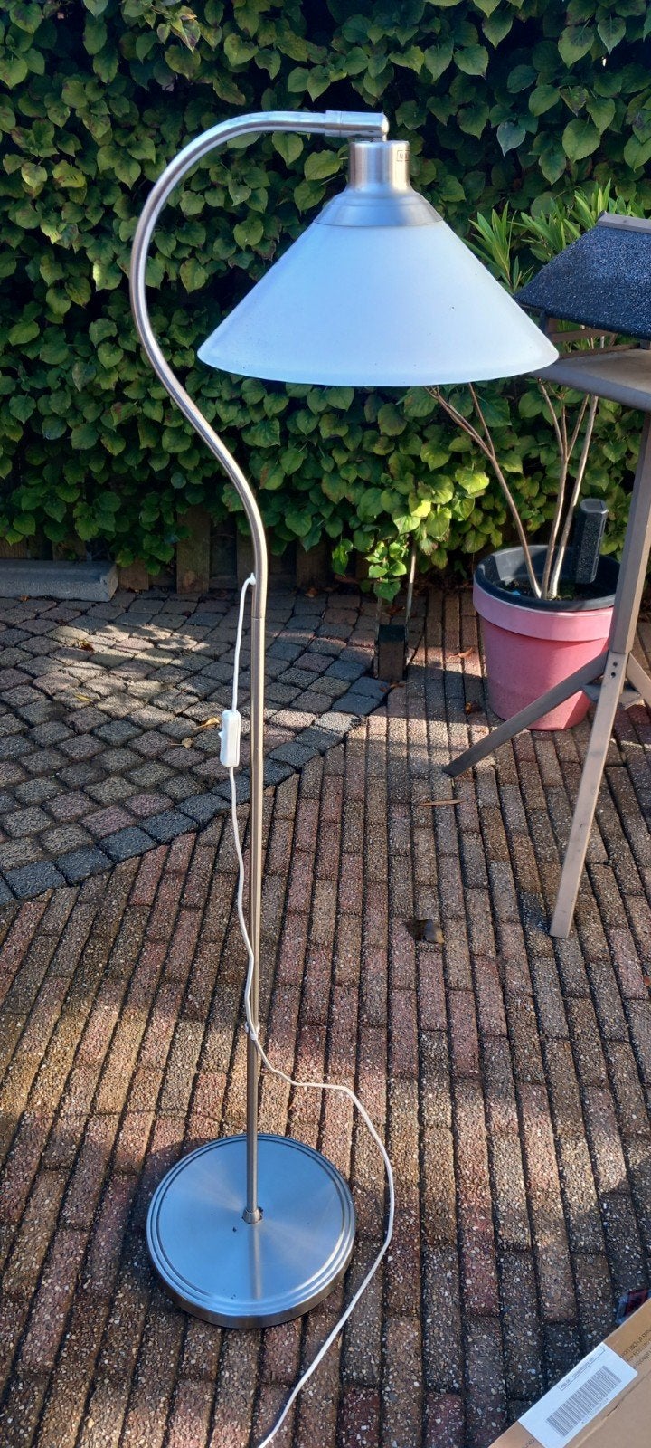 IKEA KROBY Vloerlamp - Geborsteld Metaal met Glazen Kap, Huis en Inrichting, Ophalen, Gebruikt, E27 (groot), Glas