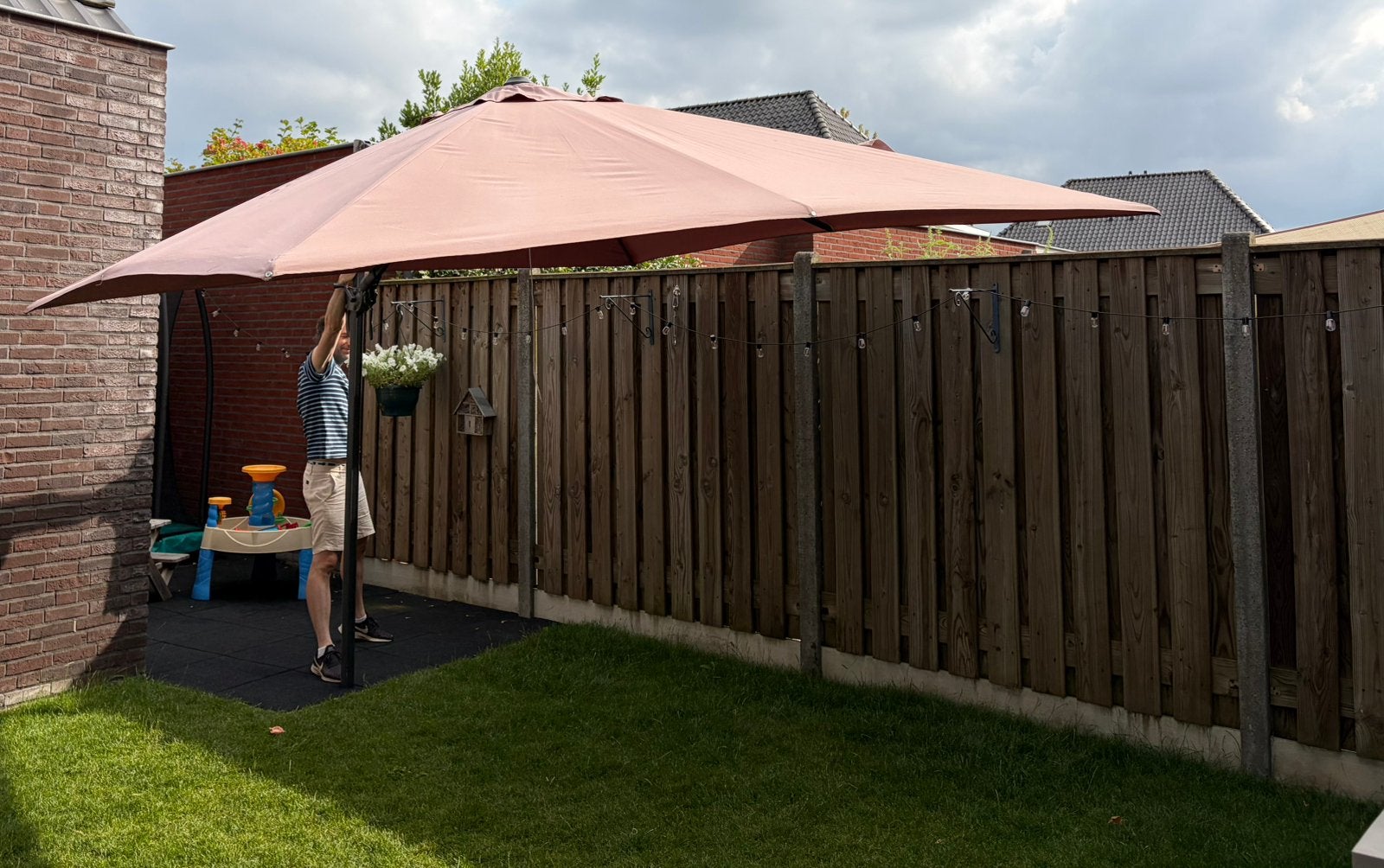 Zeer mooie Zweefparasol taupe + hoes + grondanker te koop!, Tuin en Terras, Ophalen, Zo goed als nieuw, Zweefparasol