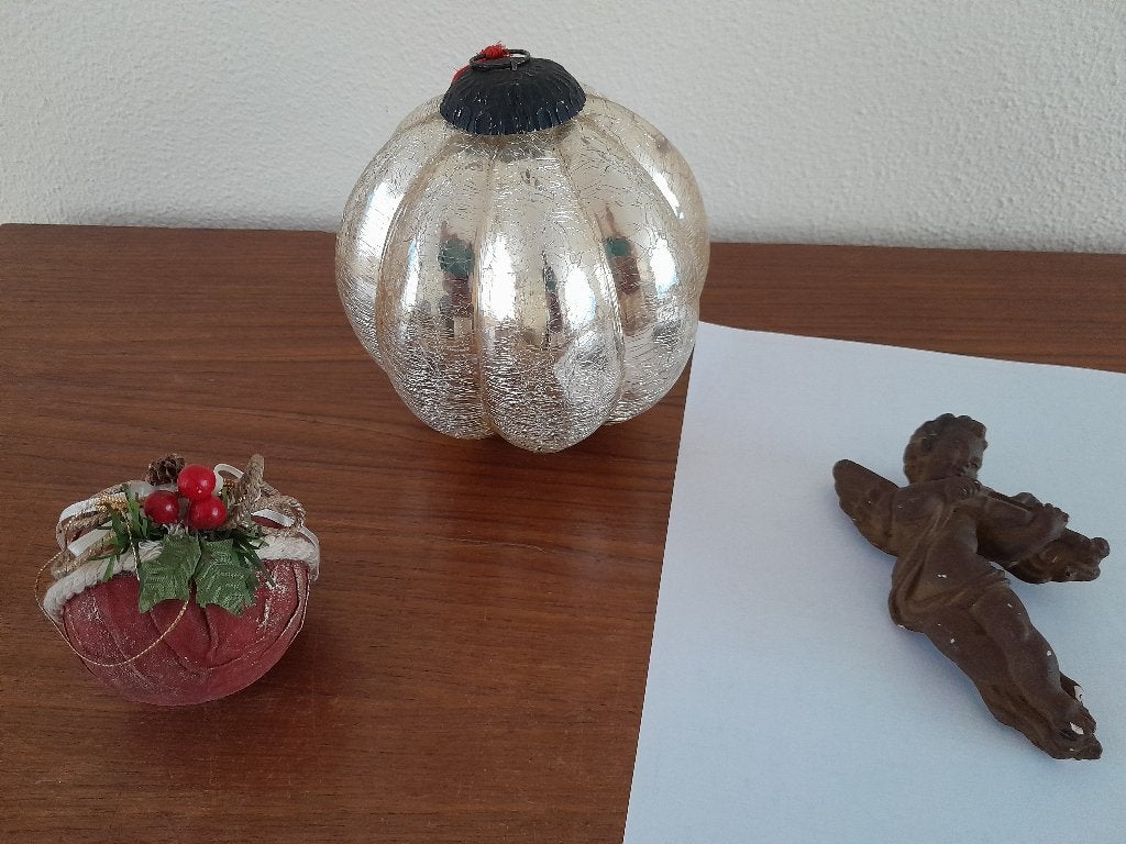 2 antieke glazen kerstballen en houten engel, Diversen, Kerst, Ophalen of Verzenden, Gebruikt