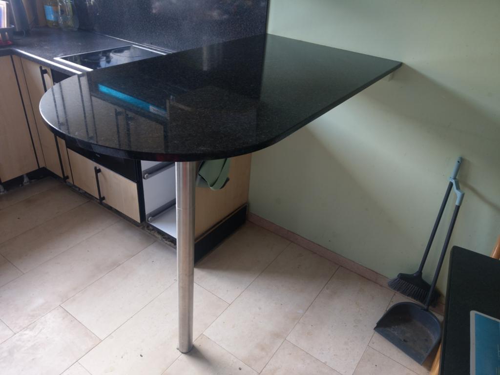 Stijlvolle natuursteen bar/eettafel - Zwart graniet, Huis en Inrichting, Tafels | Eettafels, Gebruikt, Modern, industrieel, 100 tot 150 cm