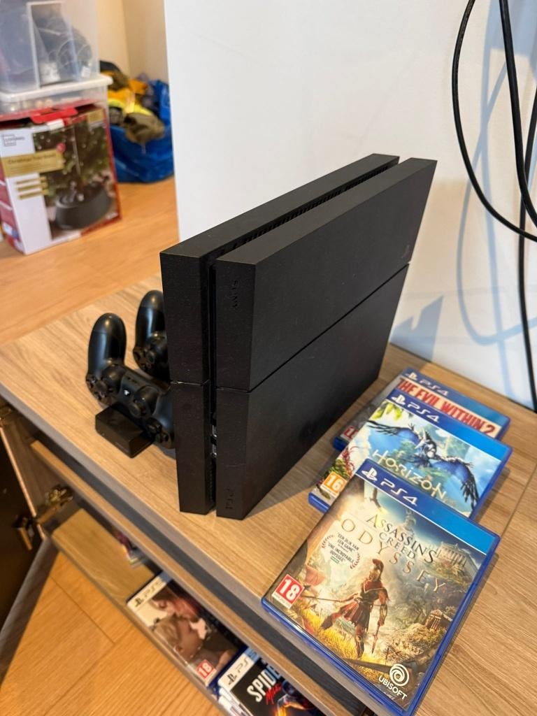 Playstation 4 (PS4) console 1TB, 2 controlers en 3 games, Ophalen, Met games, Met 2 controllers, Zo goed als nieuw