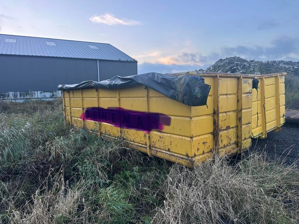2 stuks mooie strakke 28 m3 containers